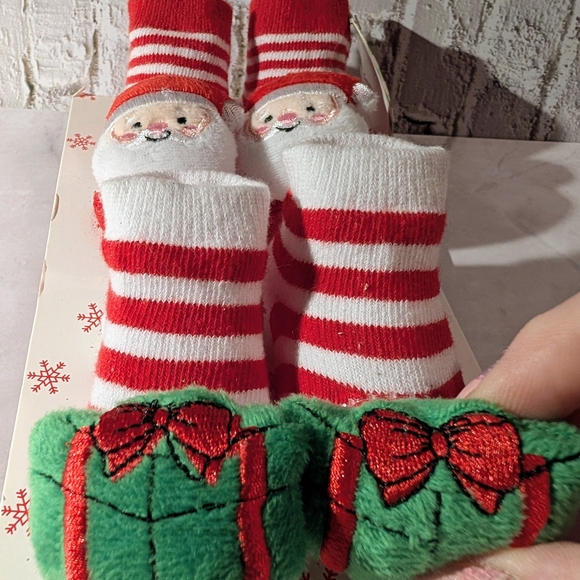 Festive Baby Socks Set 1-2T with Stuffed Santa and Stuffed Gift Bow Designs 🎁🎁 - Picture 4 of 7